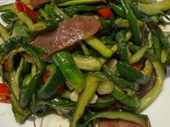 腊肉黄瓜皮-头上红煨盐鸡·非遗院子餐厅