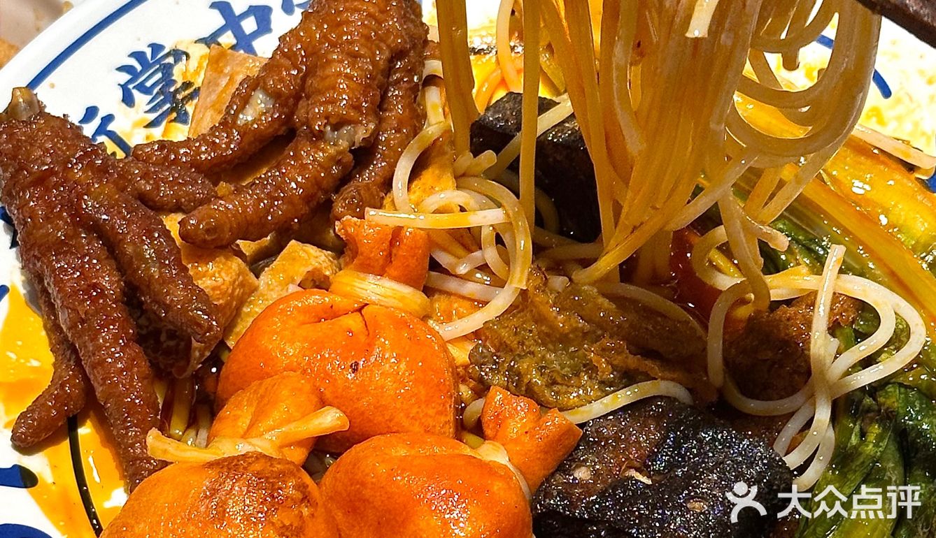 去解放碑一定要吃的螺蛳粉火锅！好吃死了！！！