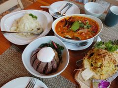 -Chom Cafe and Restaurant