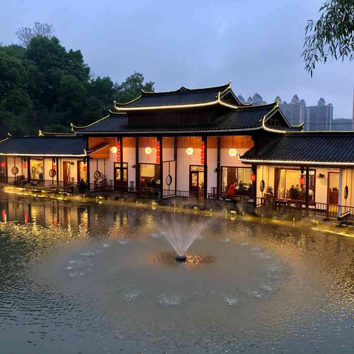 景泉·小院(植物园店)-"五一生意很好的,进小院门就有很多停车位,.