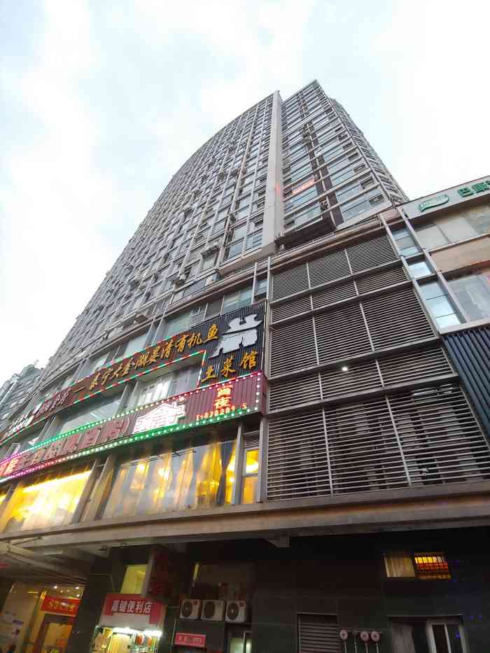 嘉键大厦-"在五四路十字路口移动很老的大楼楼下有很多.