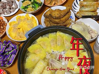 首先是过年三件套之熏鱼，蛋饺，春卷，全部是自家出品