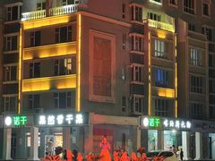 -布尔津河堤夜市