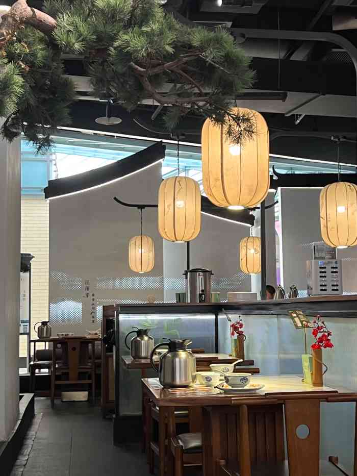 江南里(景枫中心店)-"外装饰的云墙很漂亮呢,白墙黑瓦,好多小姐.