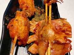 鱿鱼串，鸡中翅串-鱼酷活鱼烤鱼(南京水游城店)