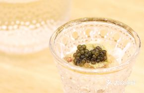 Red Crab Vinegar Jelly with Sturgeon Caviar