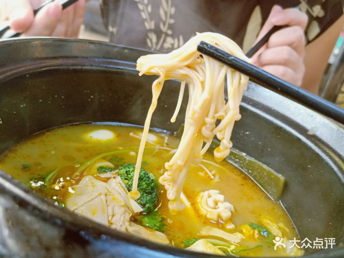 王贵仁砂锅麻辣烫金针菇图片 - 第2张