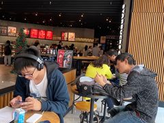 等位区-星巴克(来福士2F店)
