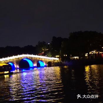 二水中分白鹭洲。令白鹭洲公园声名远扬