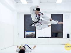 -菠萝格斗巴西柔术训练馆