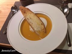 南瓜汤配欧包薄脆-尚膳蔬食料理主題餐廳(v)