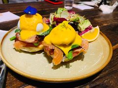 招牌班尼迪克蛋配烟熏三文鱼-MIKAKU(万达广场上海宝山店)