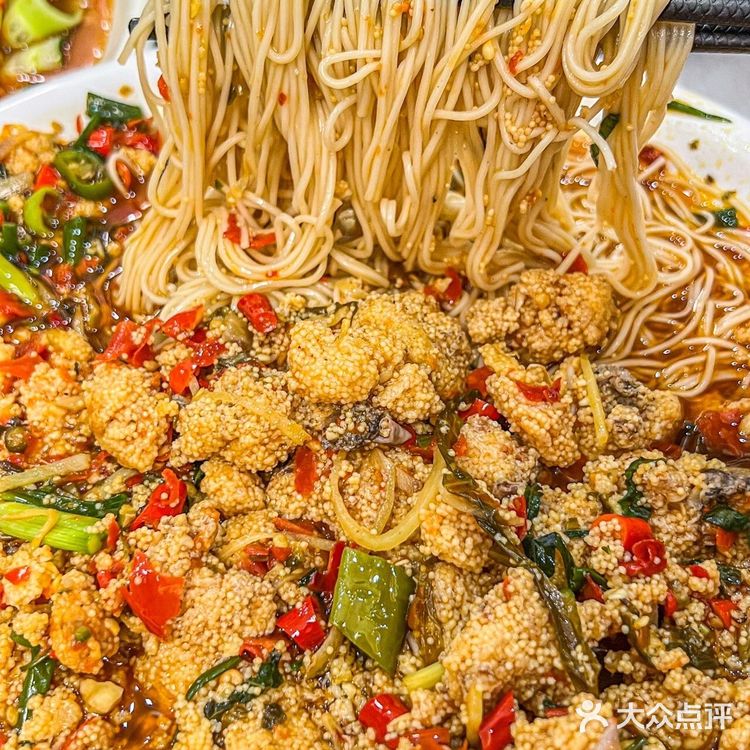 成都坠地道的自贡江湖菜‼️爆浆鱼蛋面好吃哭