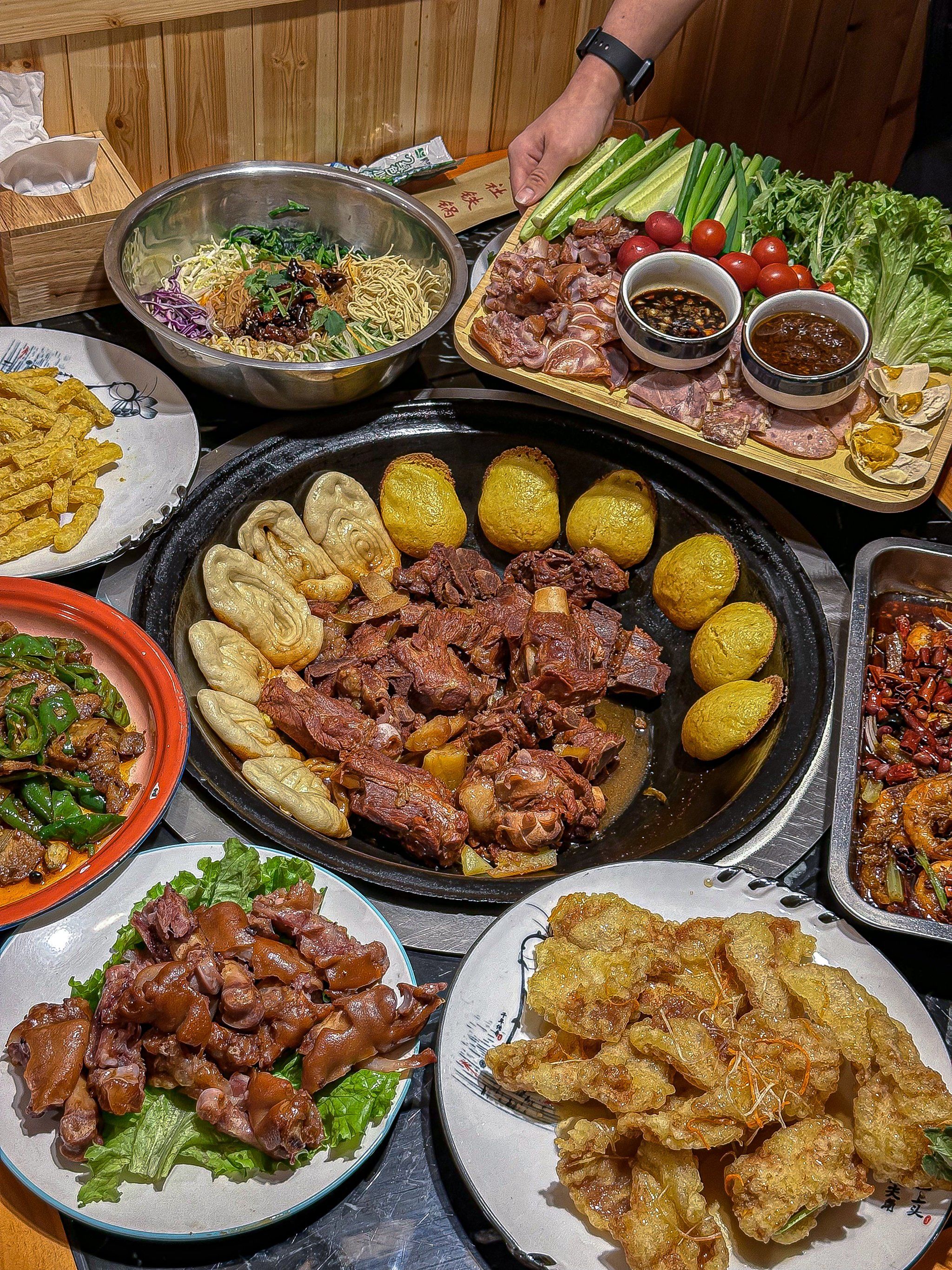 n宇宙尽头的铁锅炖🉑真香啊
东北农家菜量多味美真是地道
