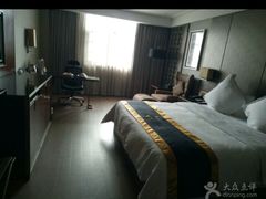 -武汉光谷广场杨家湾地铁站怡程酒店