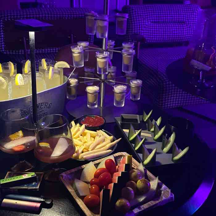 tao lounge bar-"[薄荷]环境:蓝色基调灯光座位都有舒适.