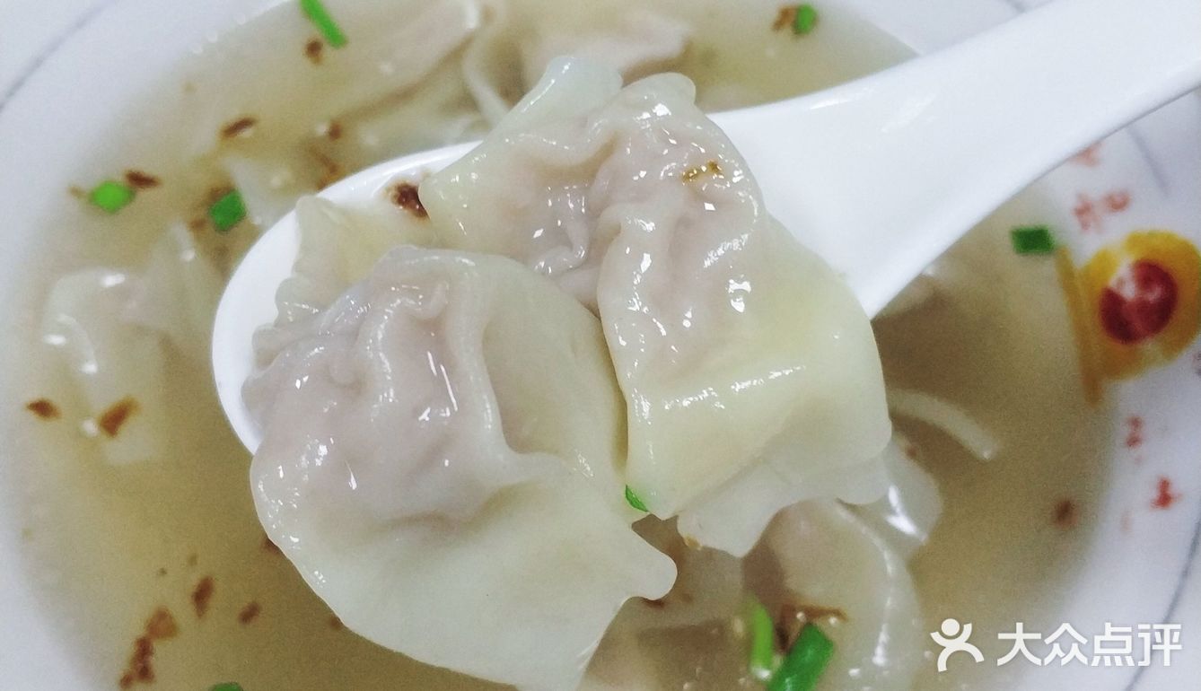 最后还是选择了下楼吃沙县小吃。点了一份扁肉和一份炒面