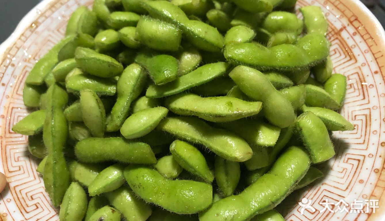 步骤：1.将姜蒜，辣椒下锅爆香，加入毛豆，翻炒