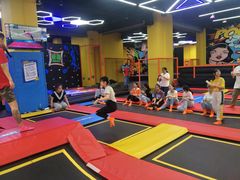 -爱蹦iBOON蹦床运动馆(江汉店)