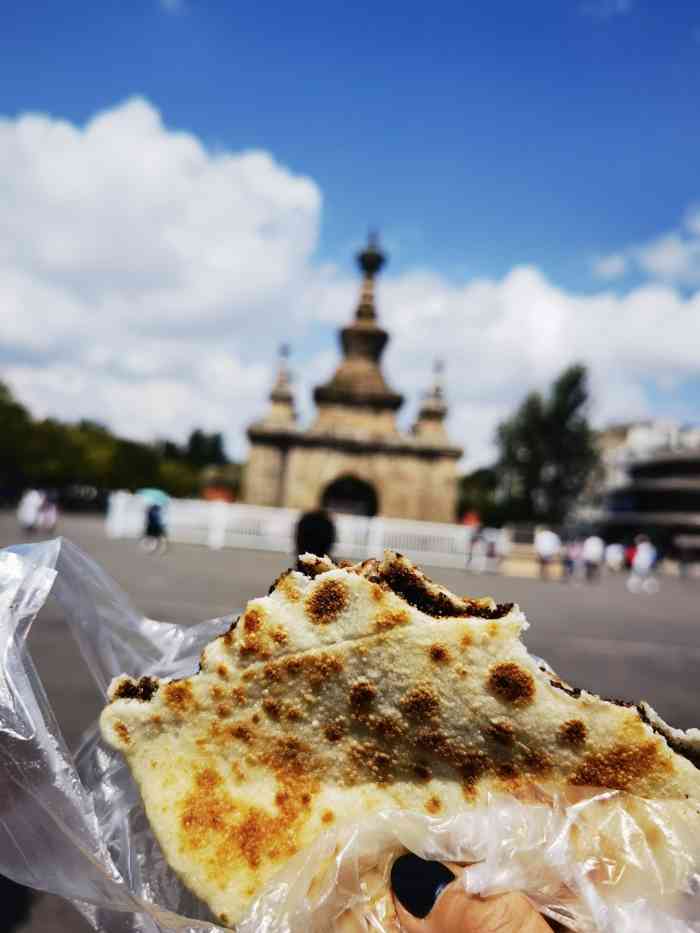 眼镜粑粑-"官渡古镇里面,金刚塔右手边走过去看到排队.
