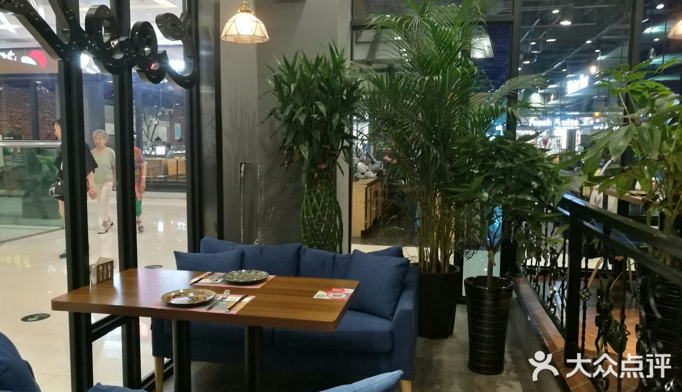 今天来到了位于凯德广场埃德蒙顿路的酷公社榴莲披萨店