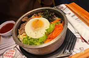 Braised Pork Meatball Rice in Stone Pot