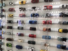 门口橱窗的车模-皇庭广场(福华三路店)