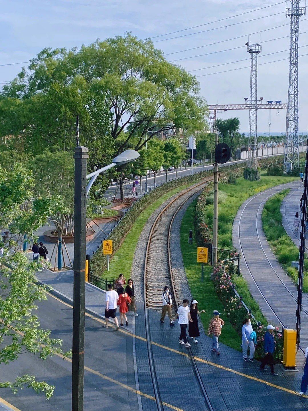 0元玩转这座城这里有铁路花海,码头,海边秋千,复古站台,灯塔,还有