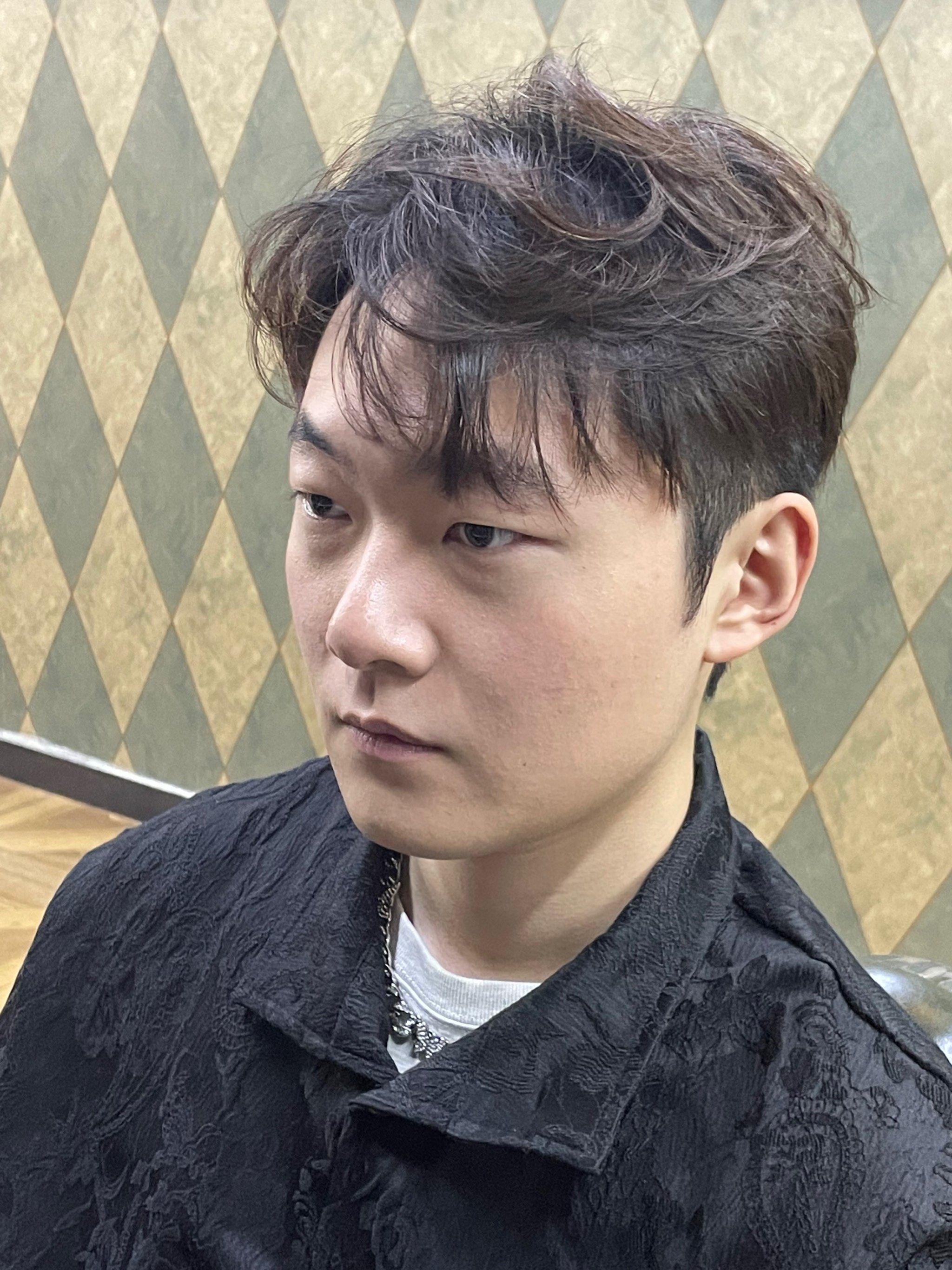 颧骨突出的男生这款发型就可\\n以很好的修饰脸型\\n乙修剪注意事项