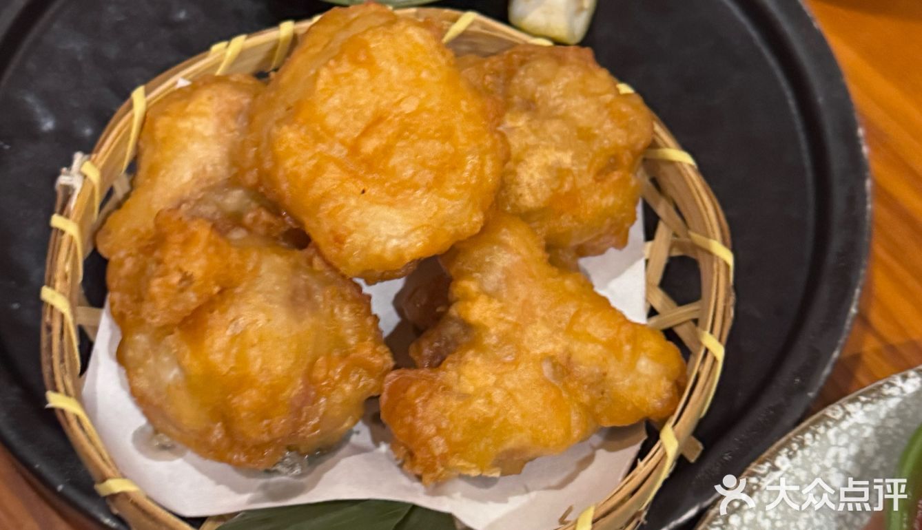 这家日料店真是小而精致，氛围温馨。食材新鲜