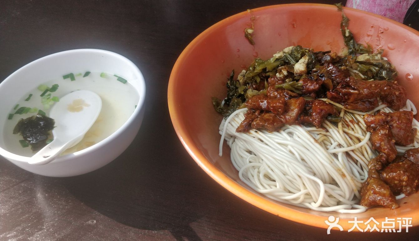 一家在老小区开了多年的面馆。小店有年代感。没几张桌子