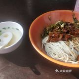 一家在老小区开了多年的面馆。小店有年代感。没几张桌子