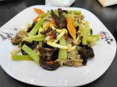 春临融合草原菇-诺敏塔拉奶茶-布里亚特包子-手把肉(锦都会店)