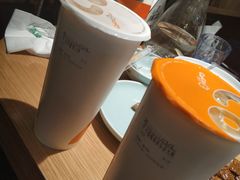 红茶拿铁和椰果养乐多-CoCo都可(恒隆456店)