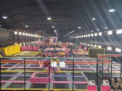 -嘿哟动霸CHUA·新潮玩运动娱乐中心·蹦床滑冰团建乐园