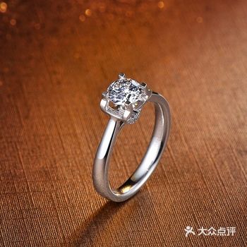 镂空的高壁用型镶口托起钻石的璀璨，侧面看去好似爱心两