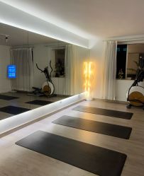 -闺蜜瑜伽·普拉提女性塑形馆