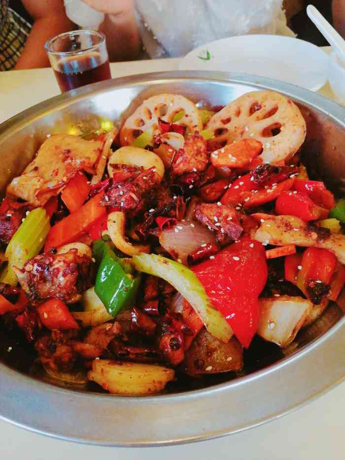 新地带干锅-"点的干锅中翅,一般般,不过里面的配菜不错.