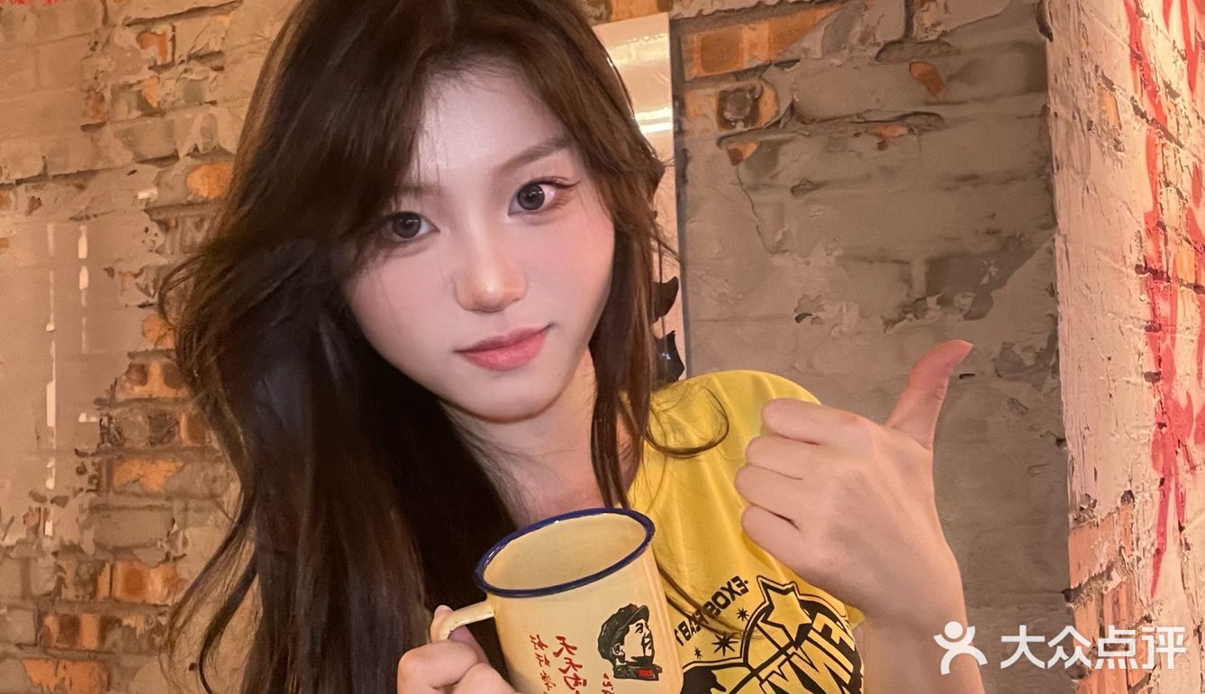 在独立的小院子里，和三两朋友，吹着晚风吃烤肉