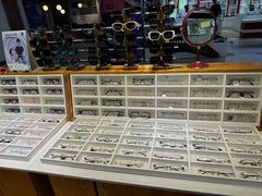 -MiRi眼镜连锁·蔡司·尼康控优点合作店(莘庄店)