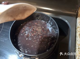 复刻了蜂蜜底小面包  但是夹了红豆馅版  红豆是之前