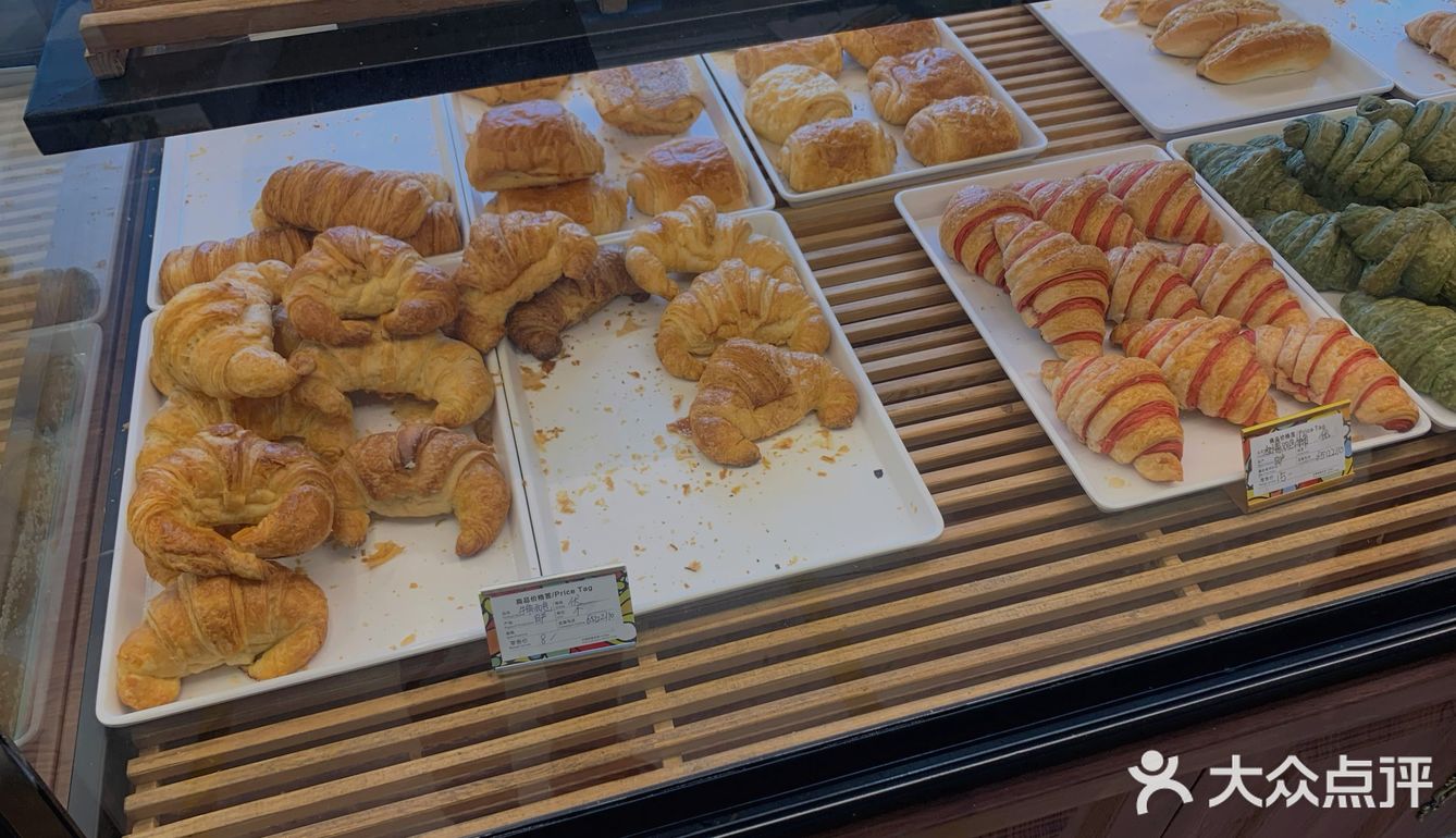 点了一个巧克力拿破仑，上面的奶油是老式奶油