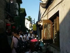 -艺漫酒店(苏州寒山寺狮山路地铁站店)