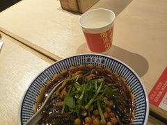 大勺肉酱酸辣粉-遇见小面(凯德广场店)