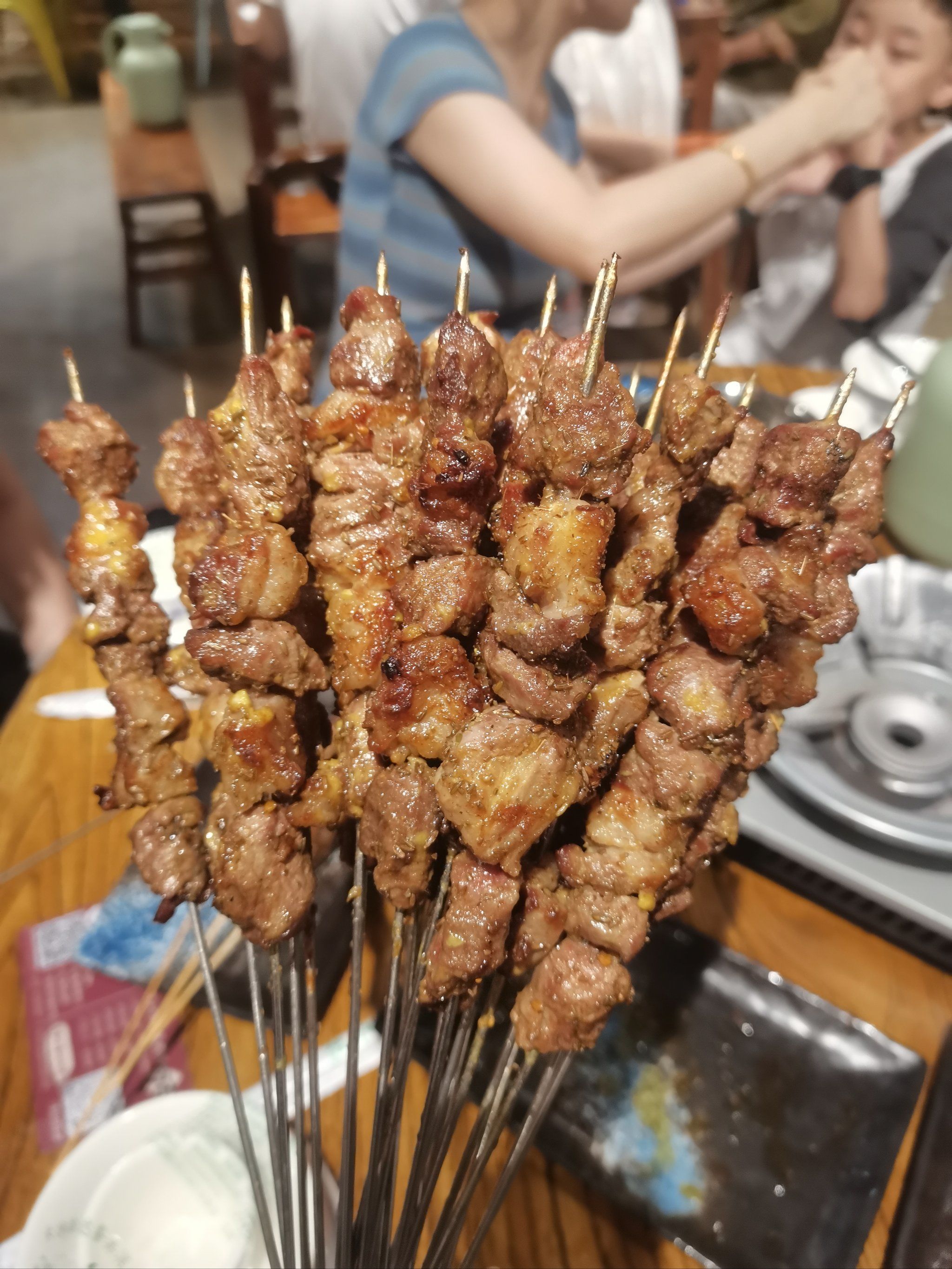 现切现串现烤的羊肉串