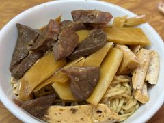 -松树干拌面店