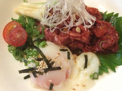 温泉蛋拌生牛肉-金柚子韩国烤肉(威宁路店)