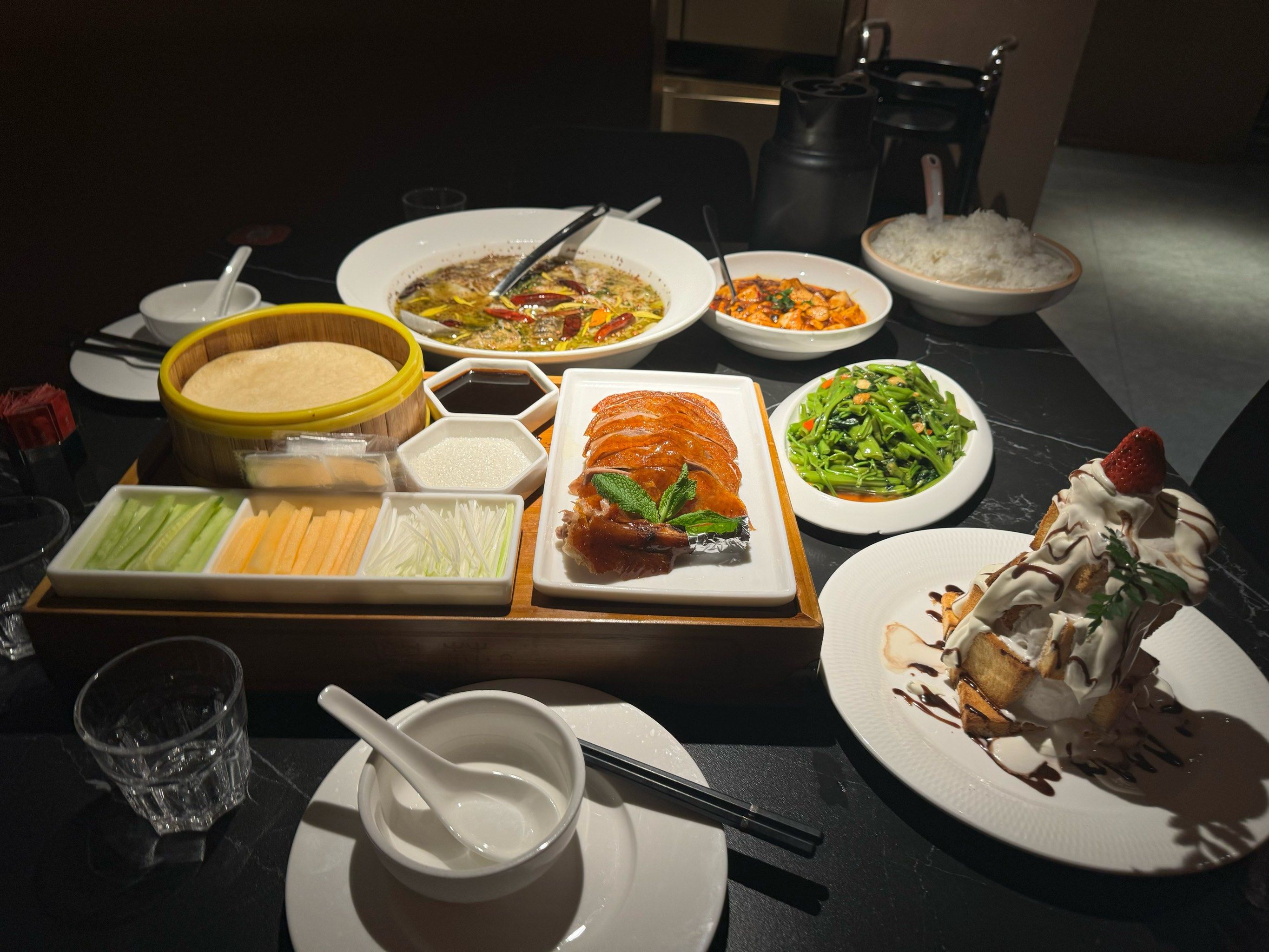 这家餐厅的美食真是一绝!让人回味无穷,忍