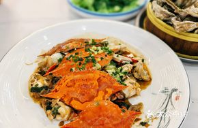 Scallion and Ginger Stir-fried Mitten Crab with Rice Cake