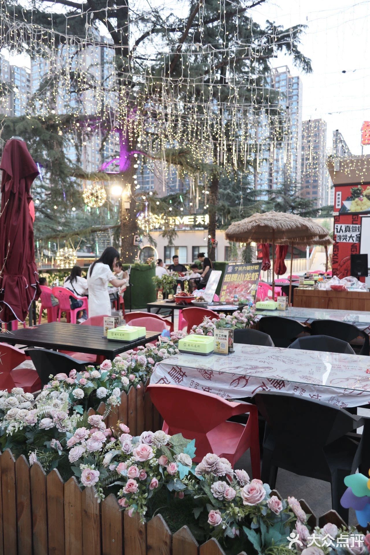 夏天就拉上姐妹来这炫虾！鲑记龙虾（磨街店）